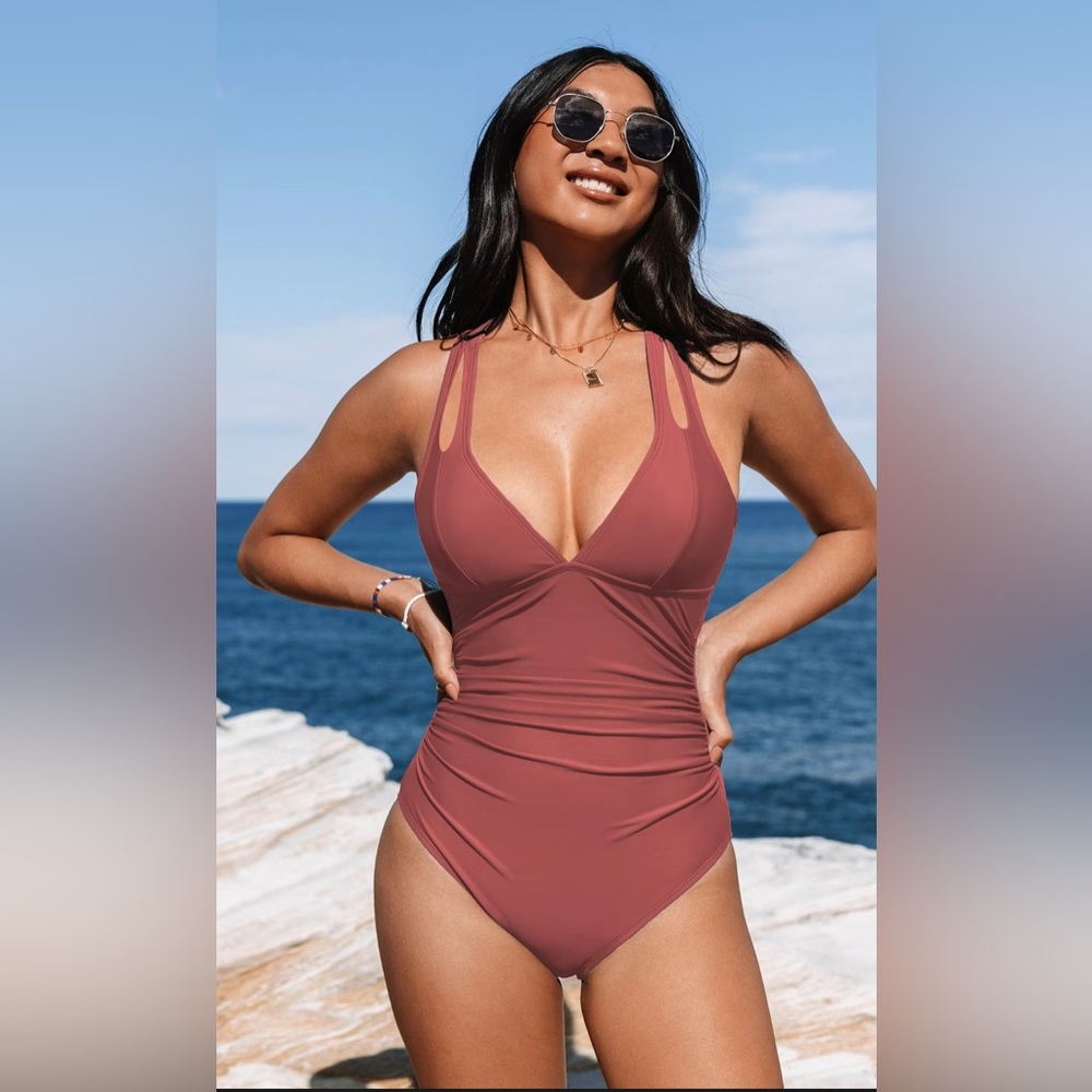 Super flattering never worn bathing suit from Cupshe!